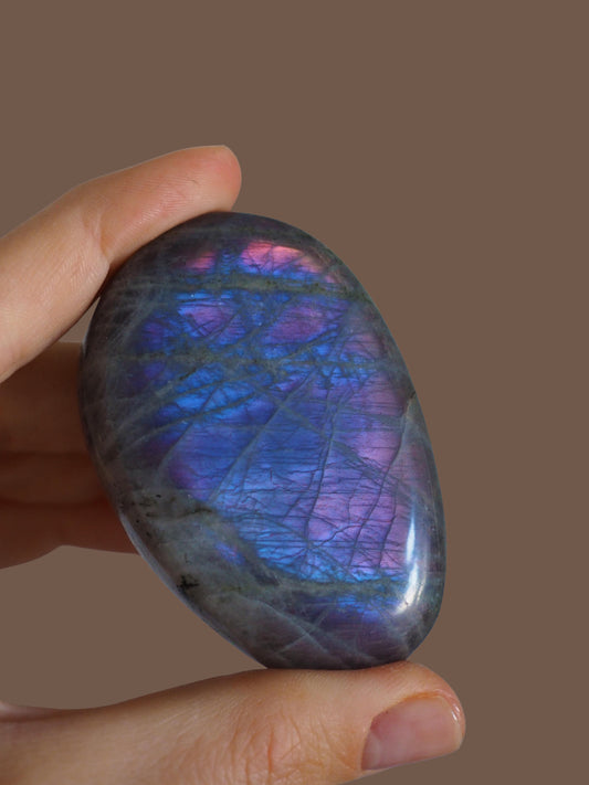 Lila Blau Regenbogen flashy Labradorit Palmstone . Seifenstein Handstein ca. 6.5 cm - Madagascar Hand poliert HIGH QUALITY