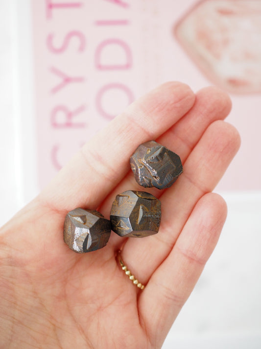 Pyrit Eisen Kreuz Zwillinge . Iron Cross Twins . ca. 2 cm - aus Location Guavió-Guatéque mining district, Cundinamarca Department, Colombia RARE