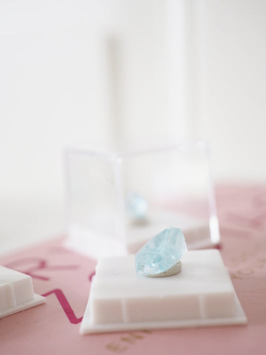 Baluer Topaz . MINI MINERALS IN BOX 3x3cm - aus St. Anne Südafrika