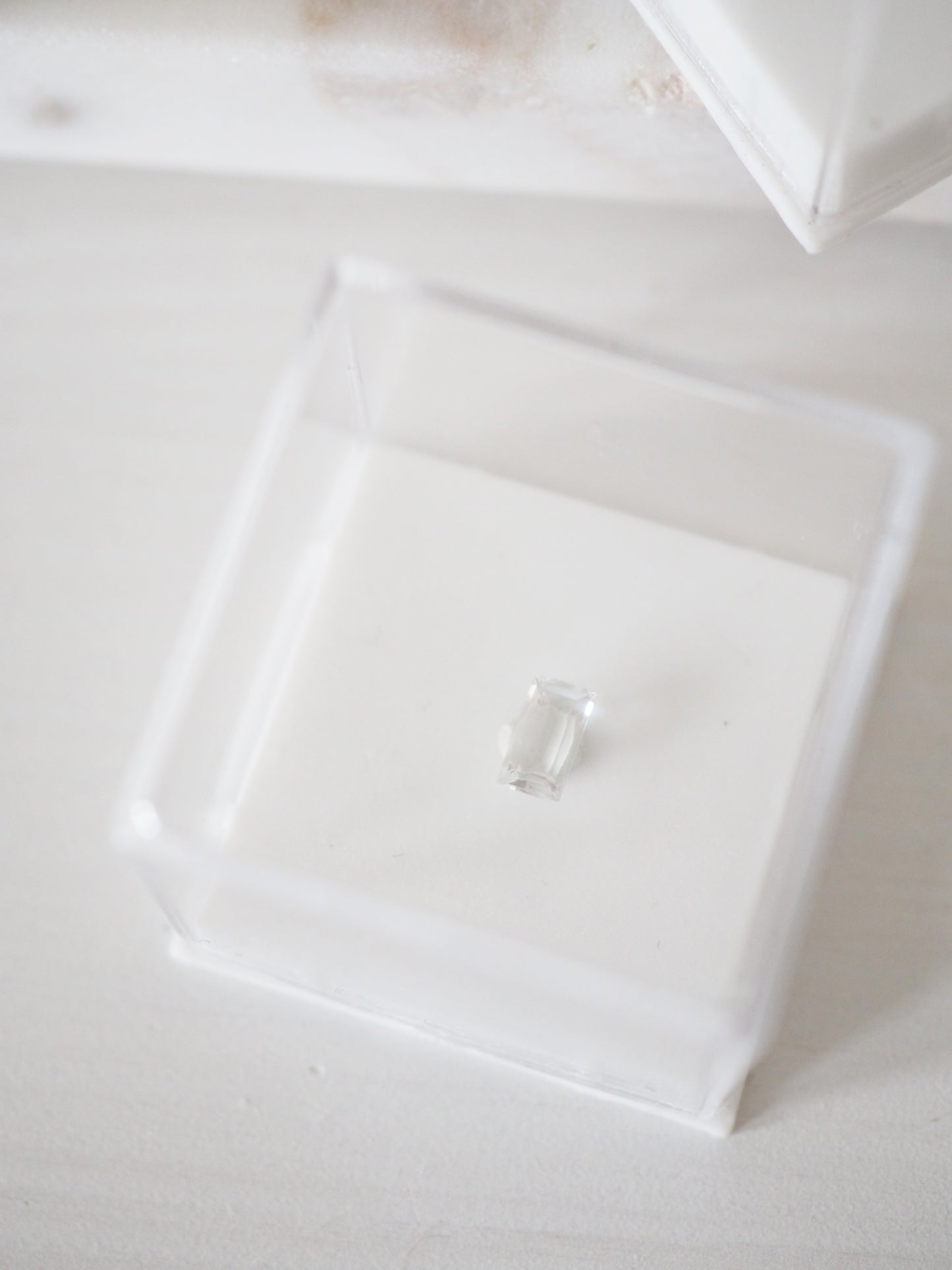 Weisser Topaz Faccettiert . MINI MINERALS IN BOX 3x3cm - geschliffen in Indien