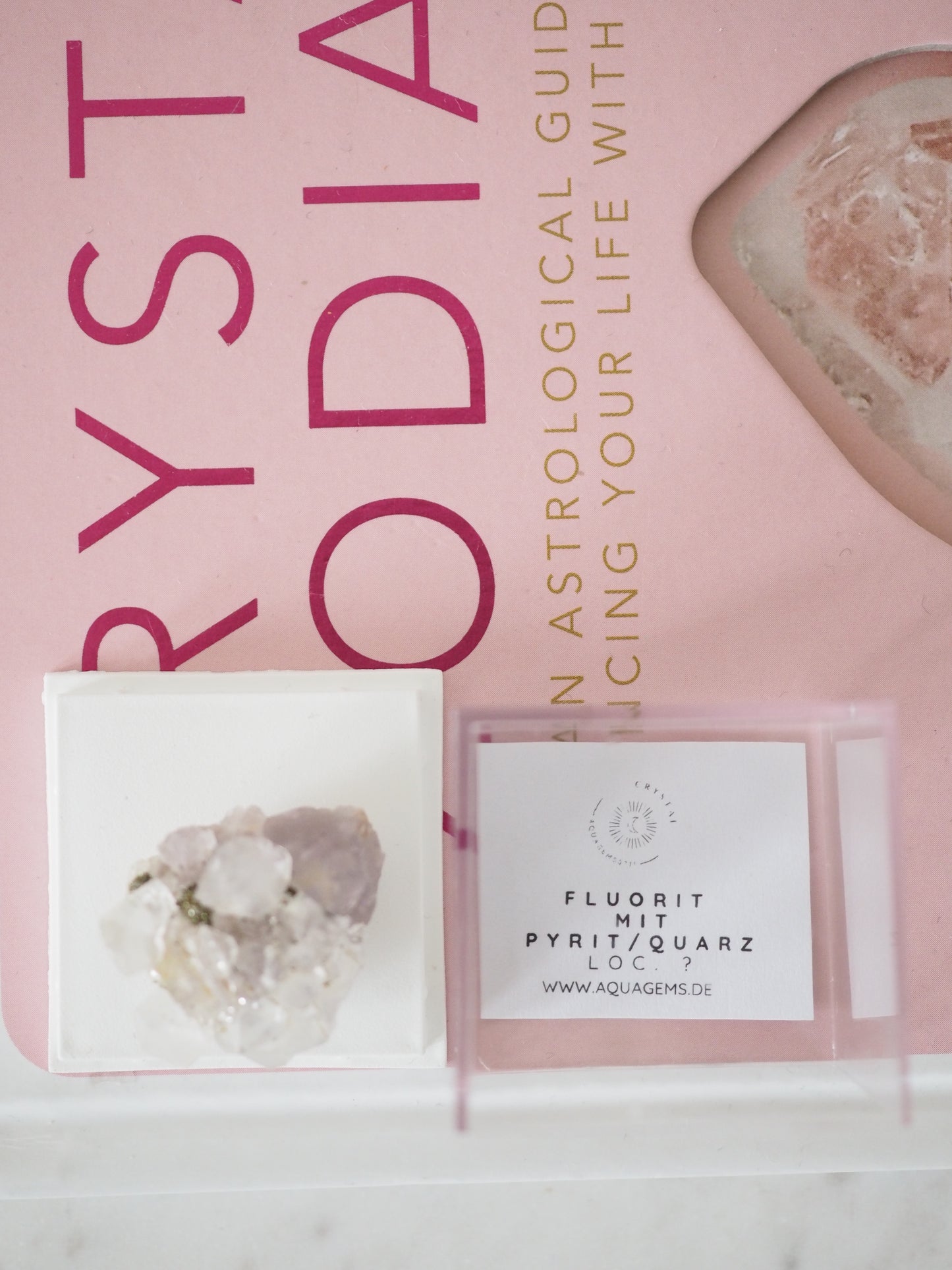 Fluorit mit Pyrit & Sugar Coating . MINI MINERALS IN BOX 4x4cm - aus China