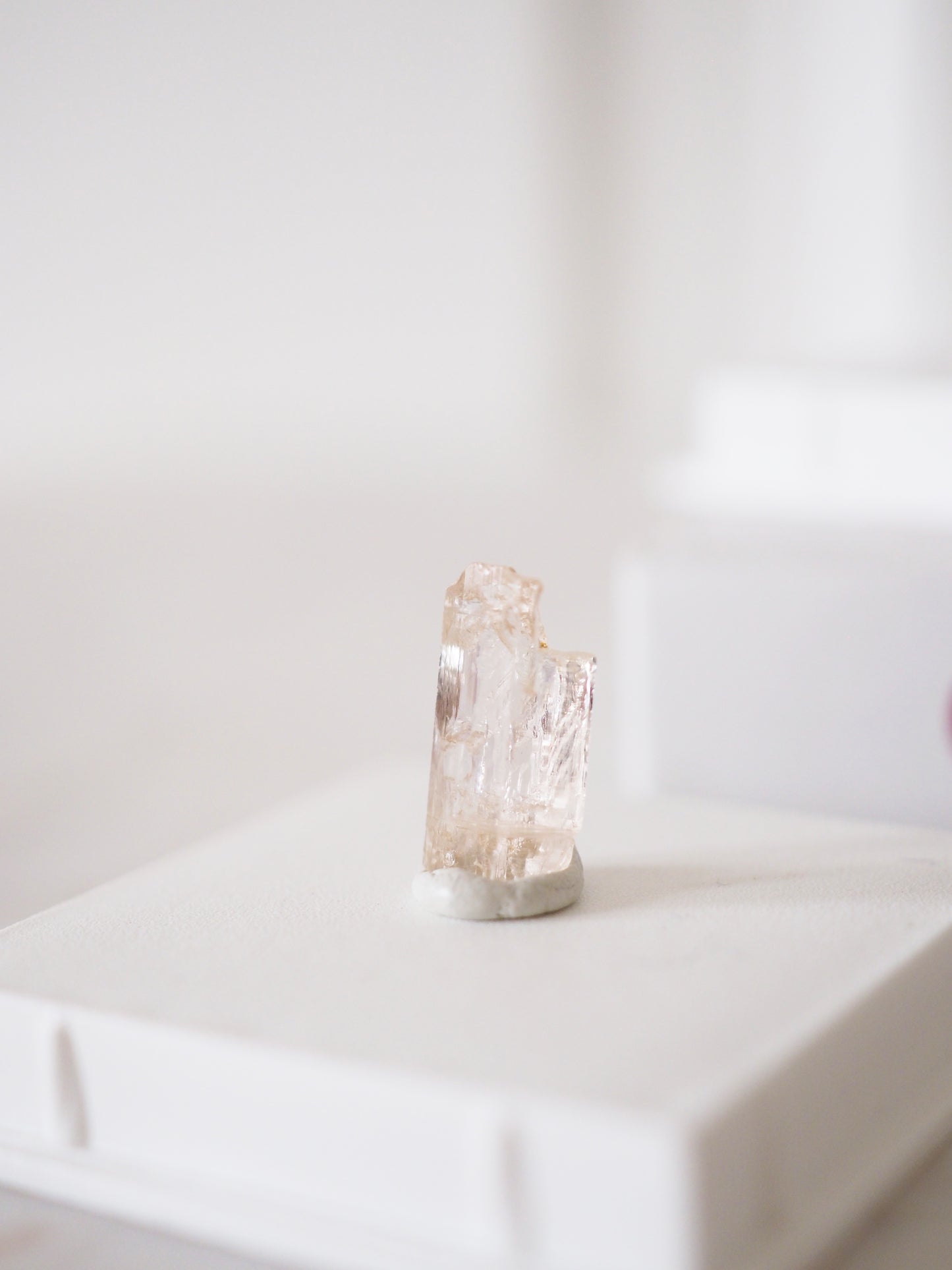 Pinker Topaz . MINI MINERALS IN BOX 4x4cm - aus Katlang Pakistan