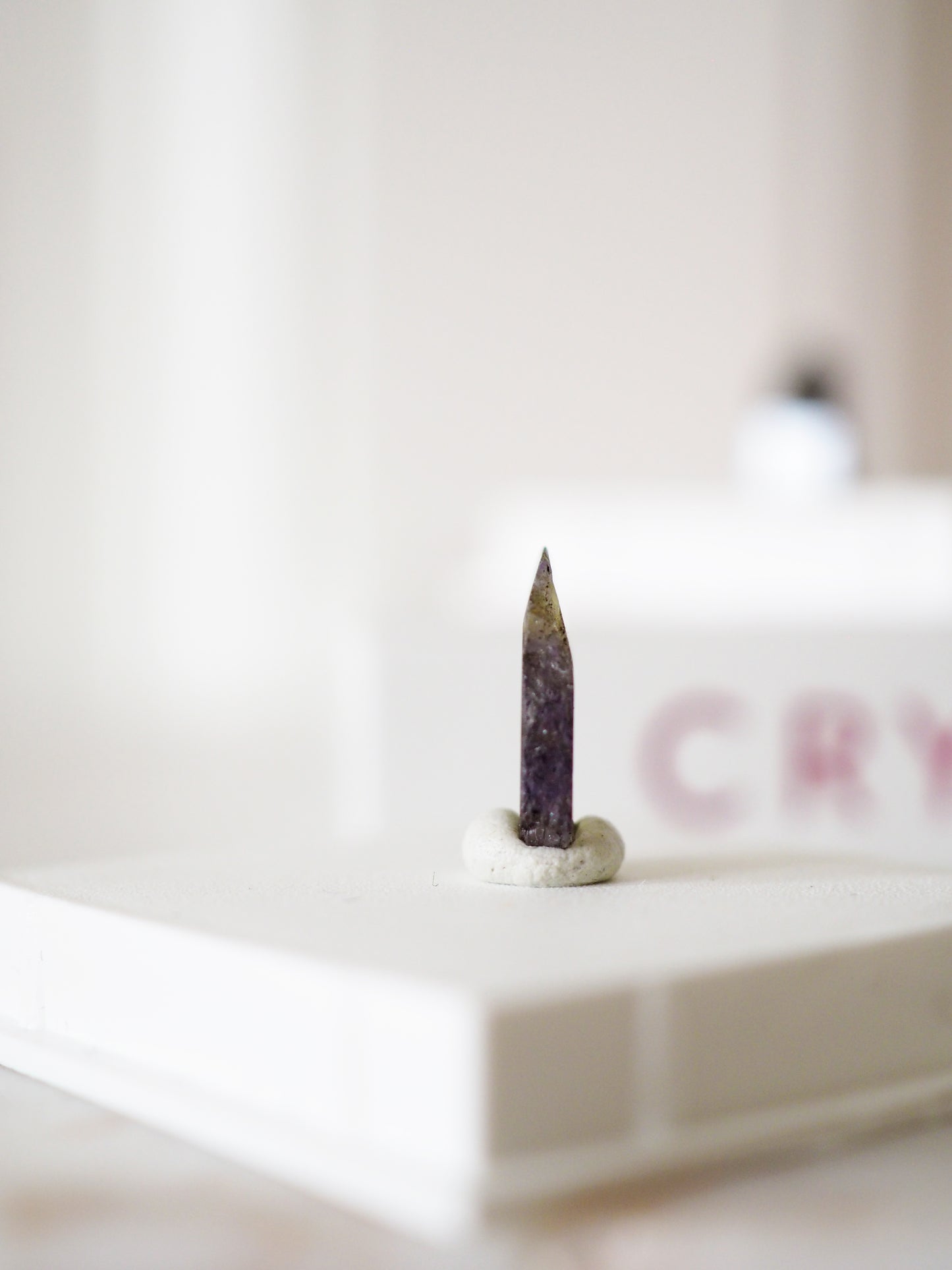 Tansanit . MINI MINERALS IN BOX 4x4cm - aus Tansania