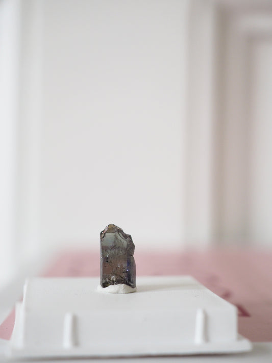 Tansanit . MINI MINERALS IN BOX 4x4cm - aus Tansania