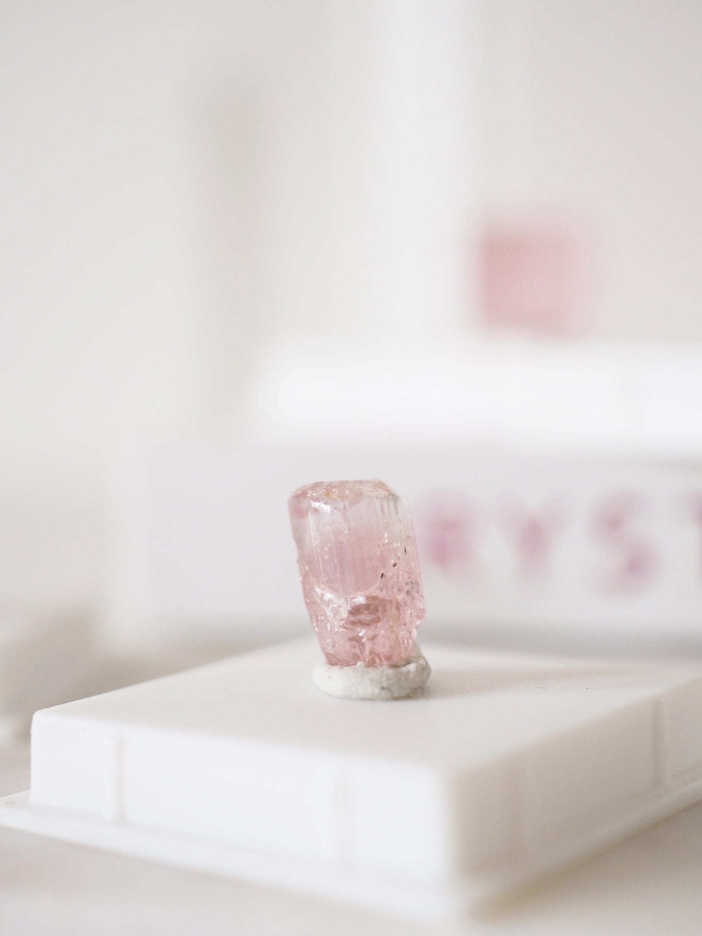 Pinker Turmalin . MINI MINERALS IN BOX 4x4cm - aus Paprok Afghanistan