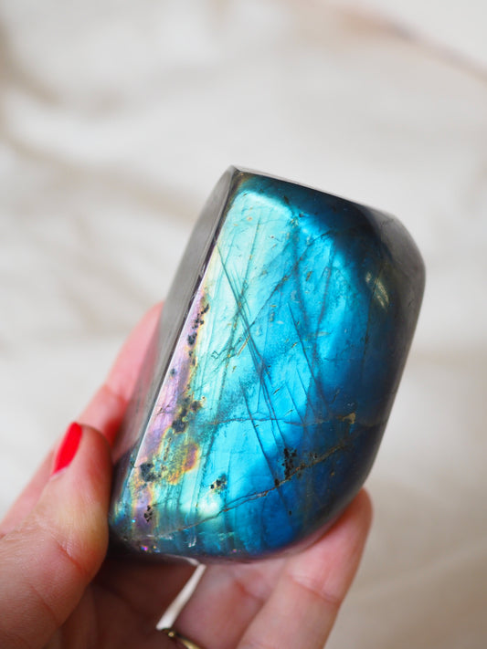 Labradorit Freifrom . FREEFORM 7.5cm 250g - aus Madagascar