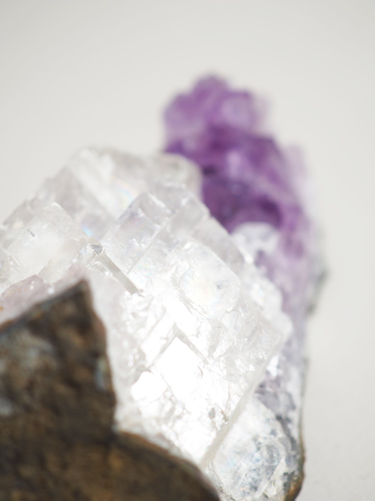 Violettes Amethyst Cluster mit Calcite mit Regenbögen ca. xx cm - aus Brasilien
