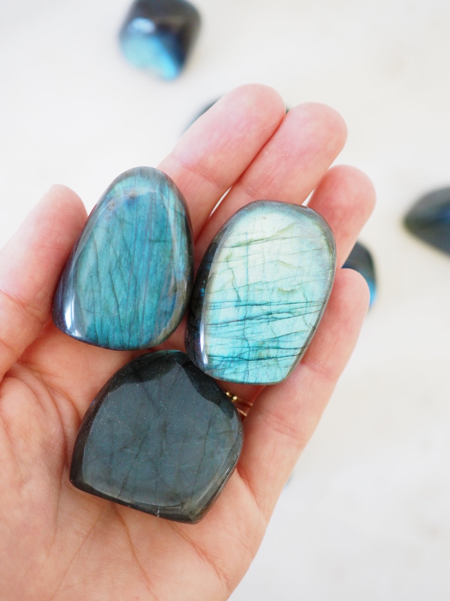 Türkise Mini Labradorit Freiform . Labradorite Freeform Turquoise Flash ca. 5 cm - aus Madagascar HIGH QUALITY