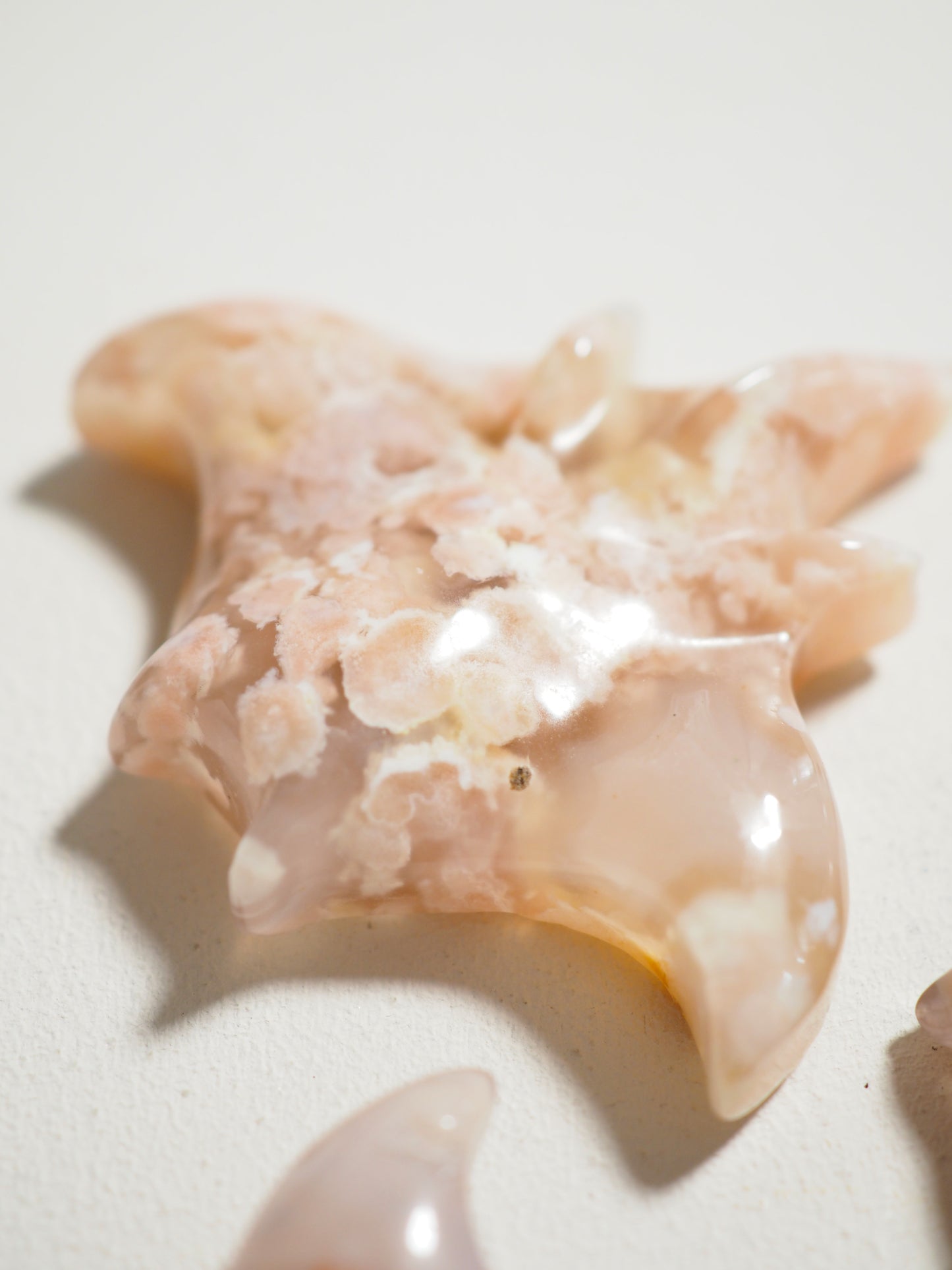 Blumenachat Rochen . Flower Agate Stingray Carving ca. 5 cm - aus Madagascar Handcarved