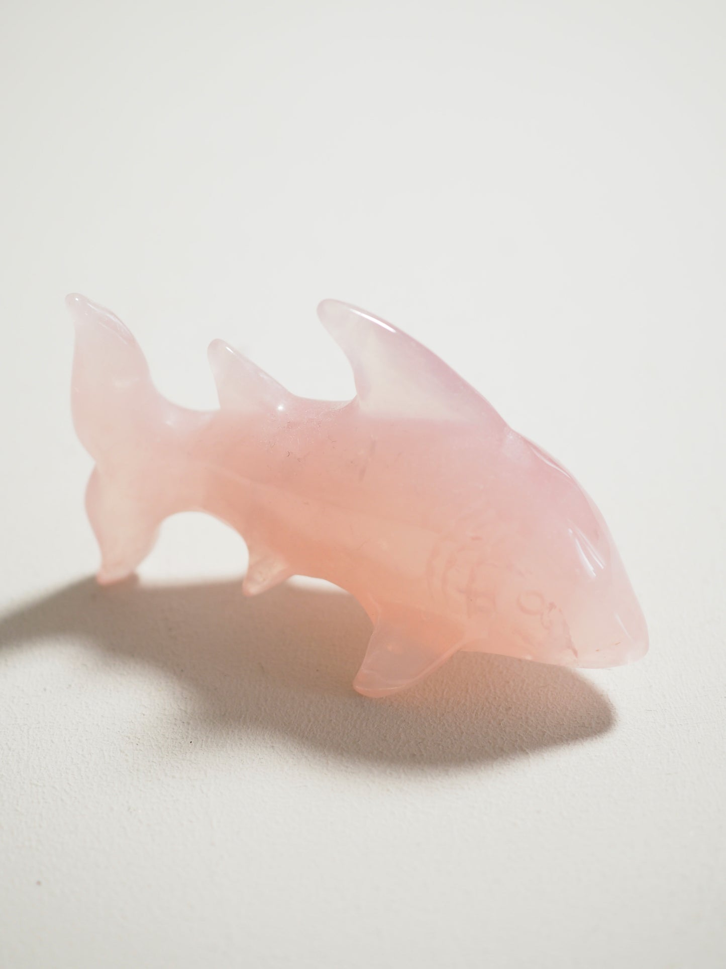 Rosenquarz Hai . Rosequartz Shark ca. 7.5 cm - Handcarved