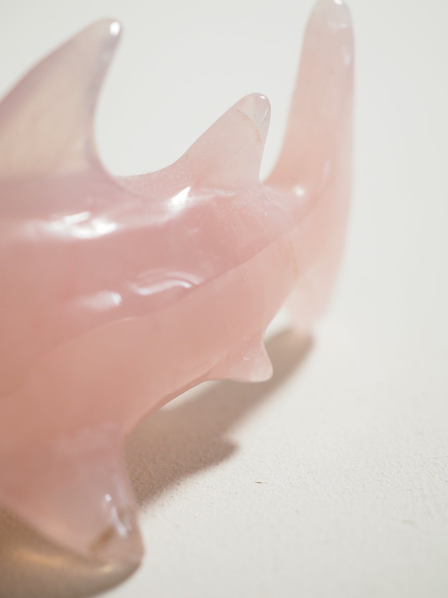 Rosenquarz Hai . Rosequartz Shark ca. 7.5 cm - Handcarved