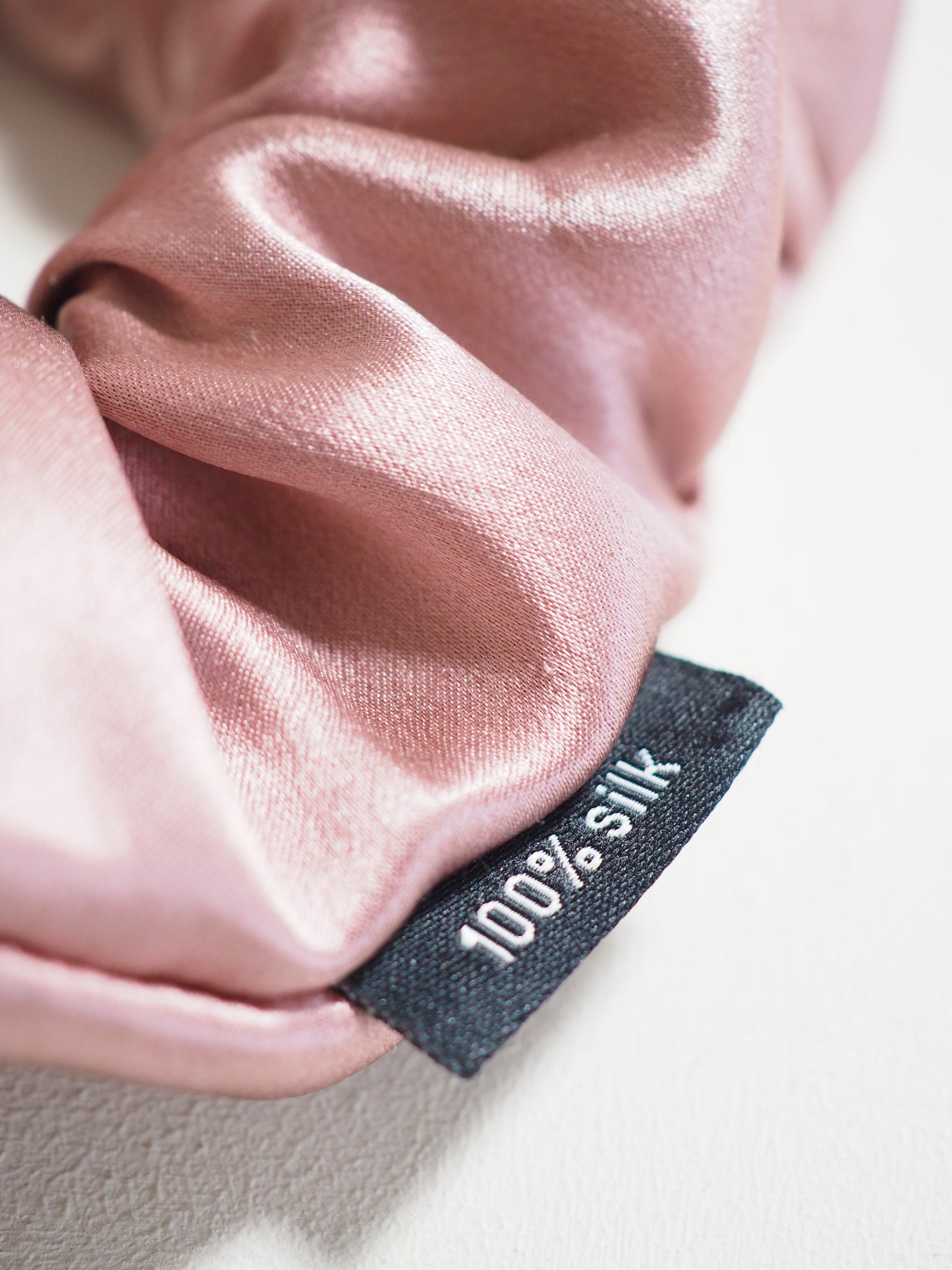 CRYSTAL SCRUNCHIE 100% Maulbeerseiden Haargummi mit Kristall Tasche - LETS MAUVE