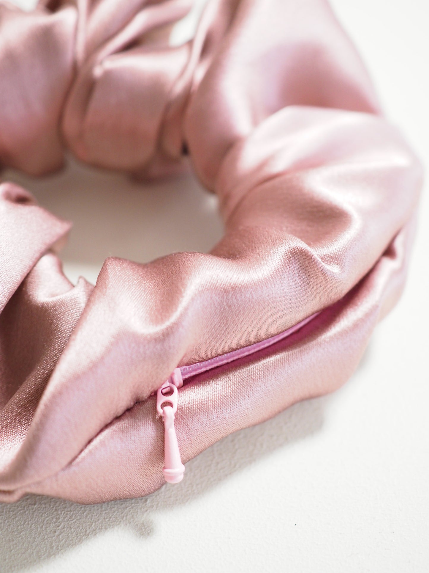 CRYSTAL SCRUNCHIE 100% Maulbeerseiden Haargummi mit Kristall Tasche - LETS MAUVE