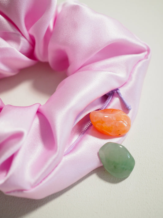 CRYSTAL SCRUNCHIE 100% Maulbeerseiden Haargummi mit Kristall Tasche - LIGHT LAVENDER . Hell Lila