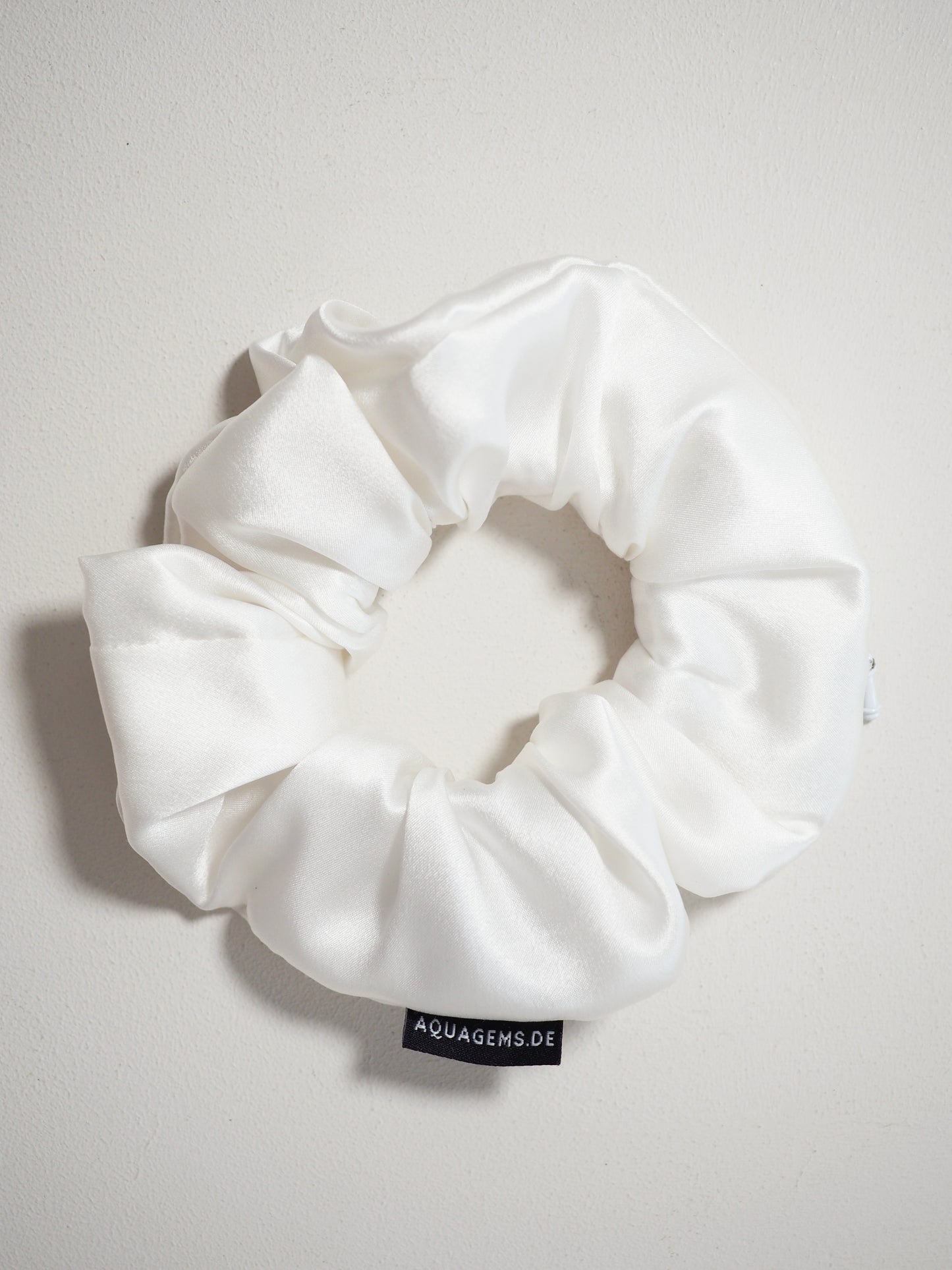 CRYSTAL SCRUNCHIE 100% Maulbeerseiden Haargummi mit Kristall Tasche - WEISS