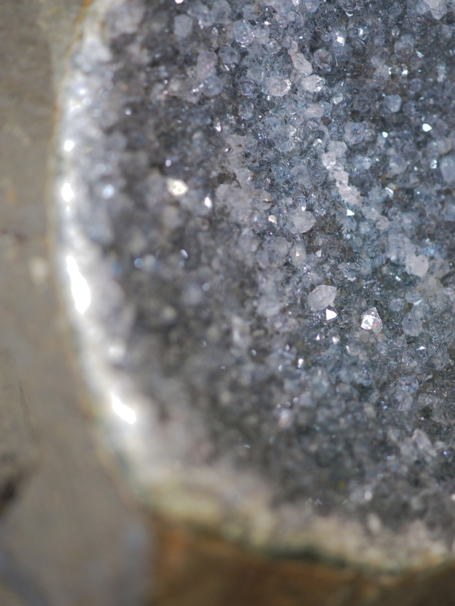 Schwarz Grauer Galaxy Amethyst in Basalt - Amethyst in Basalt ca 3.2kg 20 cm - aus Brasilien