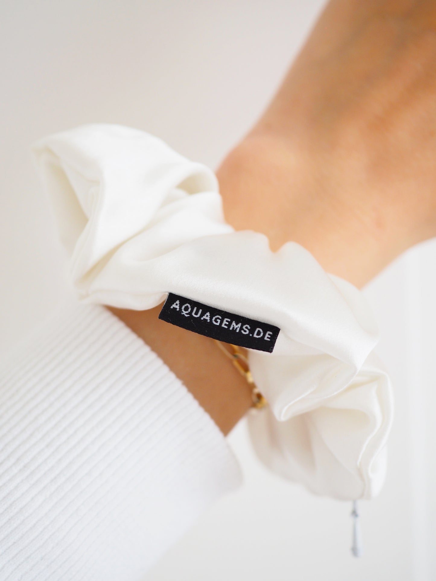 CRYSTAL SCRUNCHIE 100% Maulbeerseiden Haargummi mit Kristall Tasche - WEISS