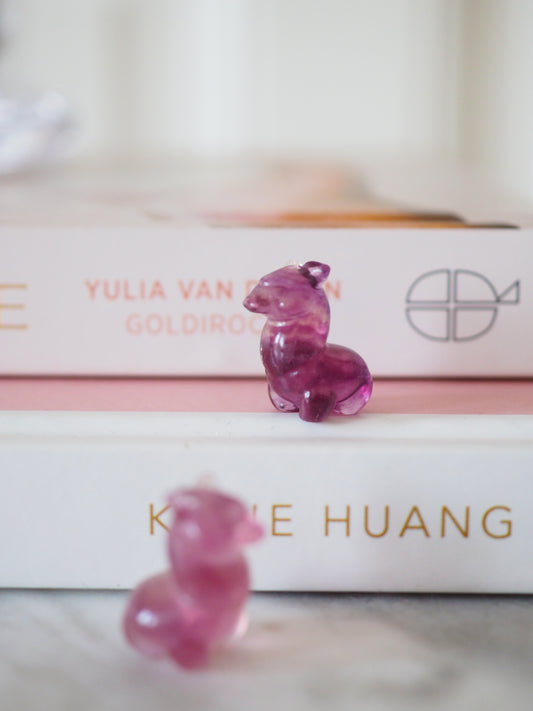 Lama Alpaka Regenbogen Fluorit Gravur . Mini Carving ca. 1.5 cm - aus China