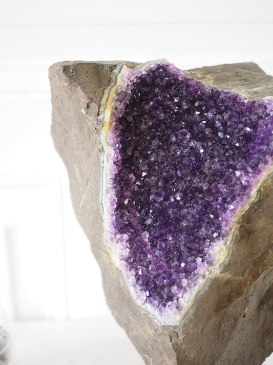 Amethyst in Basalt auf Ständer - Amethyst in Basalt on Stand ca 4.6Kg 30 cm - aus Brasilien