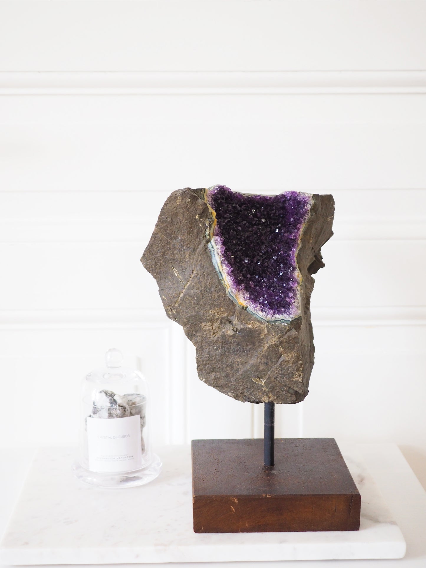 Amethyst in Basalt auf Ständer - Amethyst in Basalt on Stand ca 4.6Kg 30 cm - aus Brasilien
