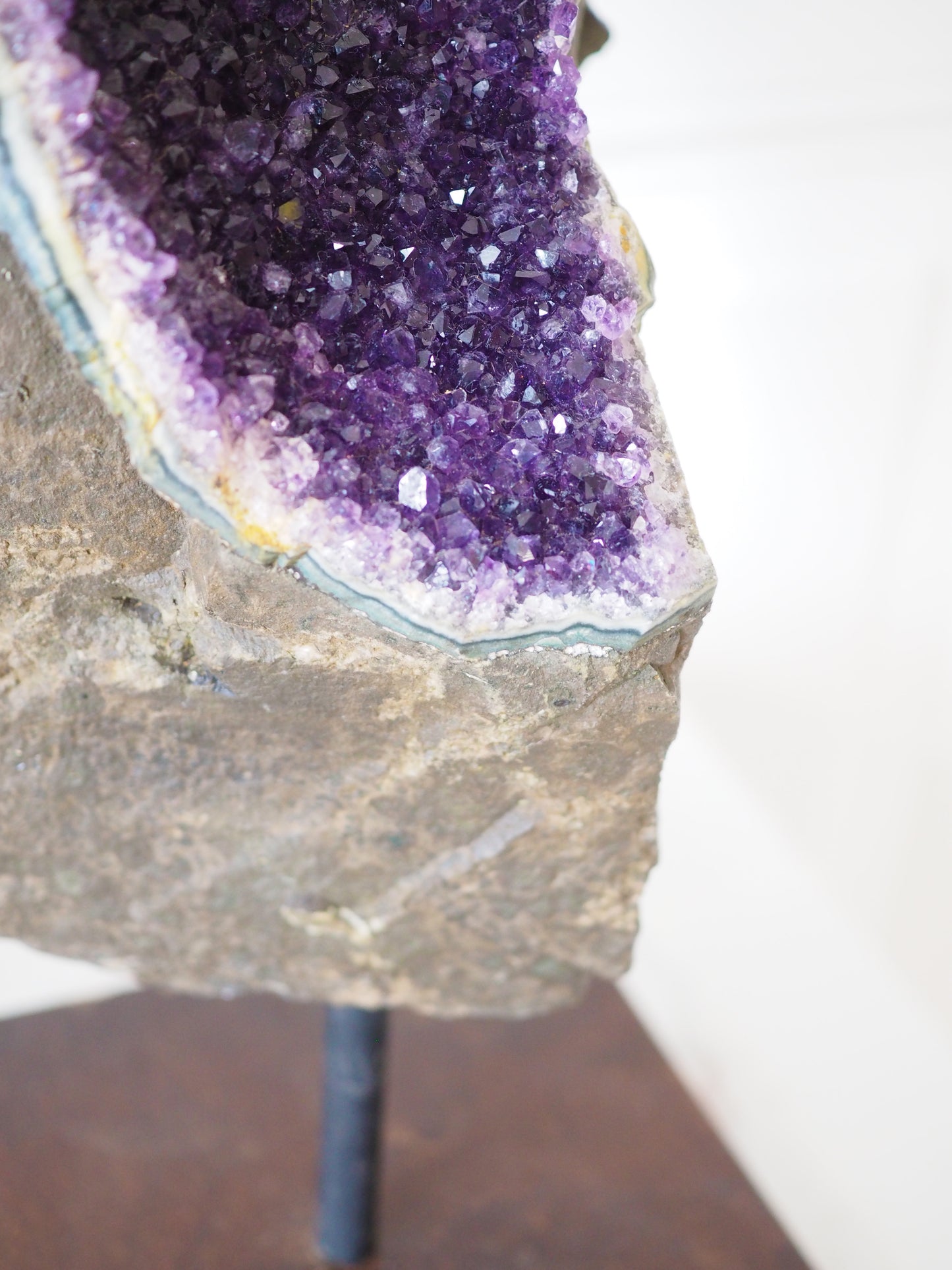 Amethyst in Basalt auf Ständer - Amethyst in Basalt on Stand ca 4.6Kg 30 cm - aus Brasilien