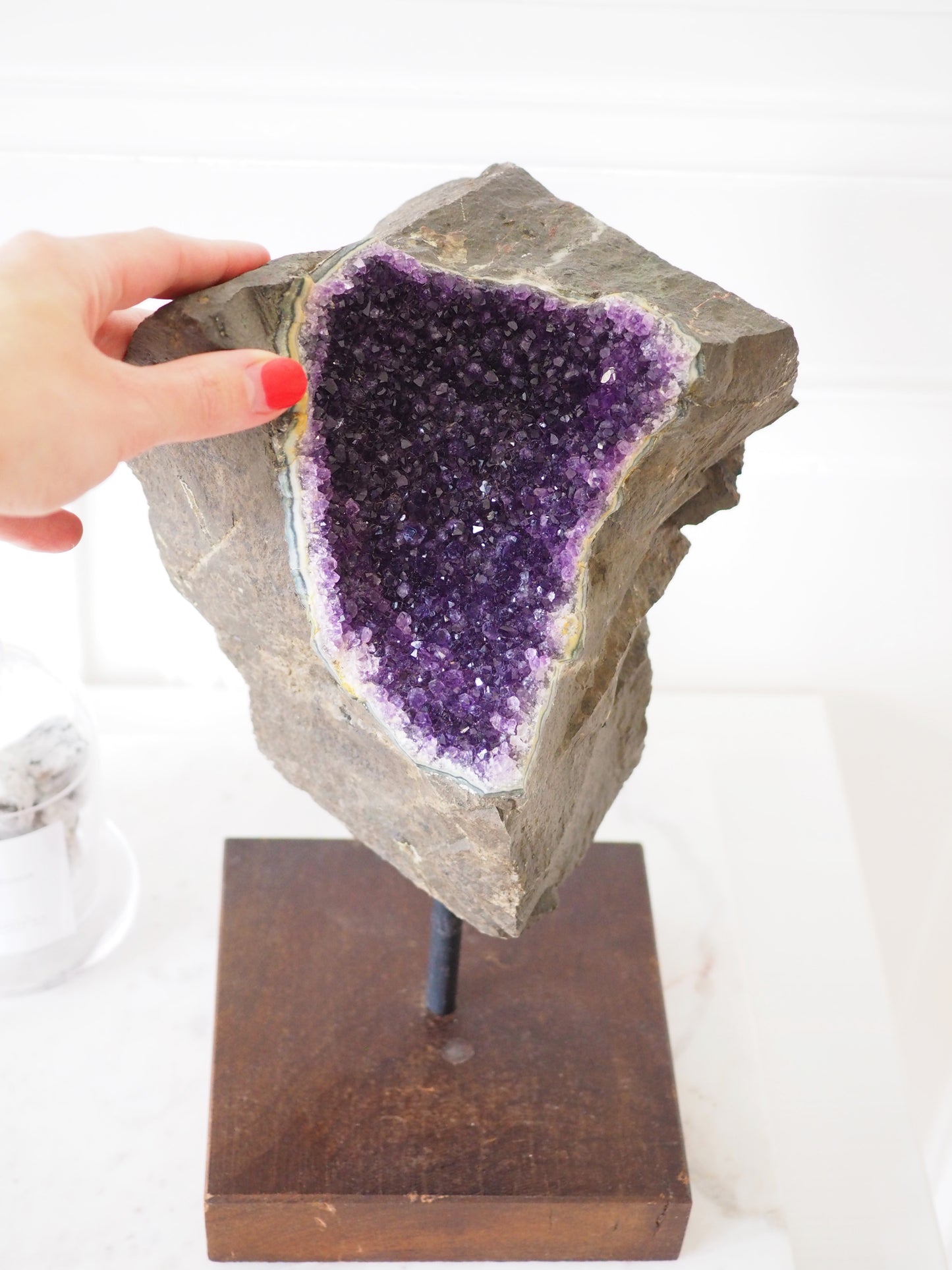 Amethyst in Basalt auf Ständer - Amethyst in Basalt on Stand ca 4.6Kg 30 cm - aus Brasilien