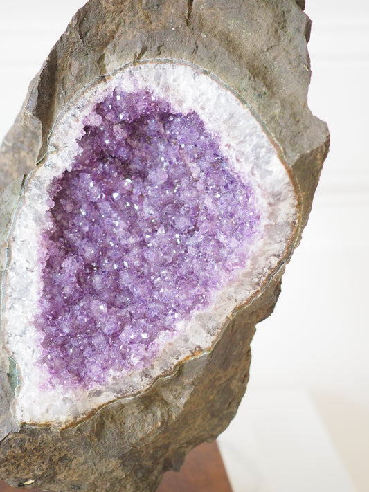 Amethyst in Basalt auf Ständer - Amethyst in Basalt on Stand ca 4.6kg 36 cm - aus Brasilien