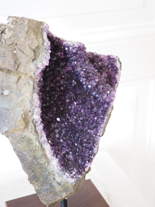 Amethyst in Basalt auf Ständer - Amethyst in Basalt on Stand ca 5.7 kg 32cm - aus Brasilien