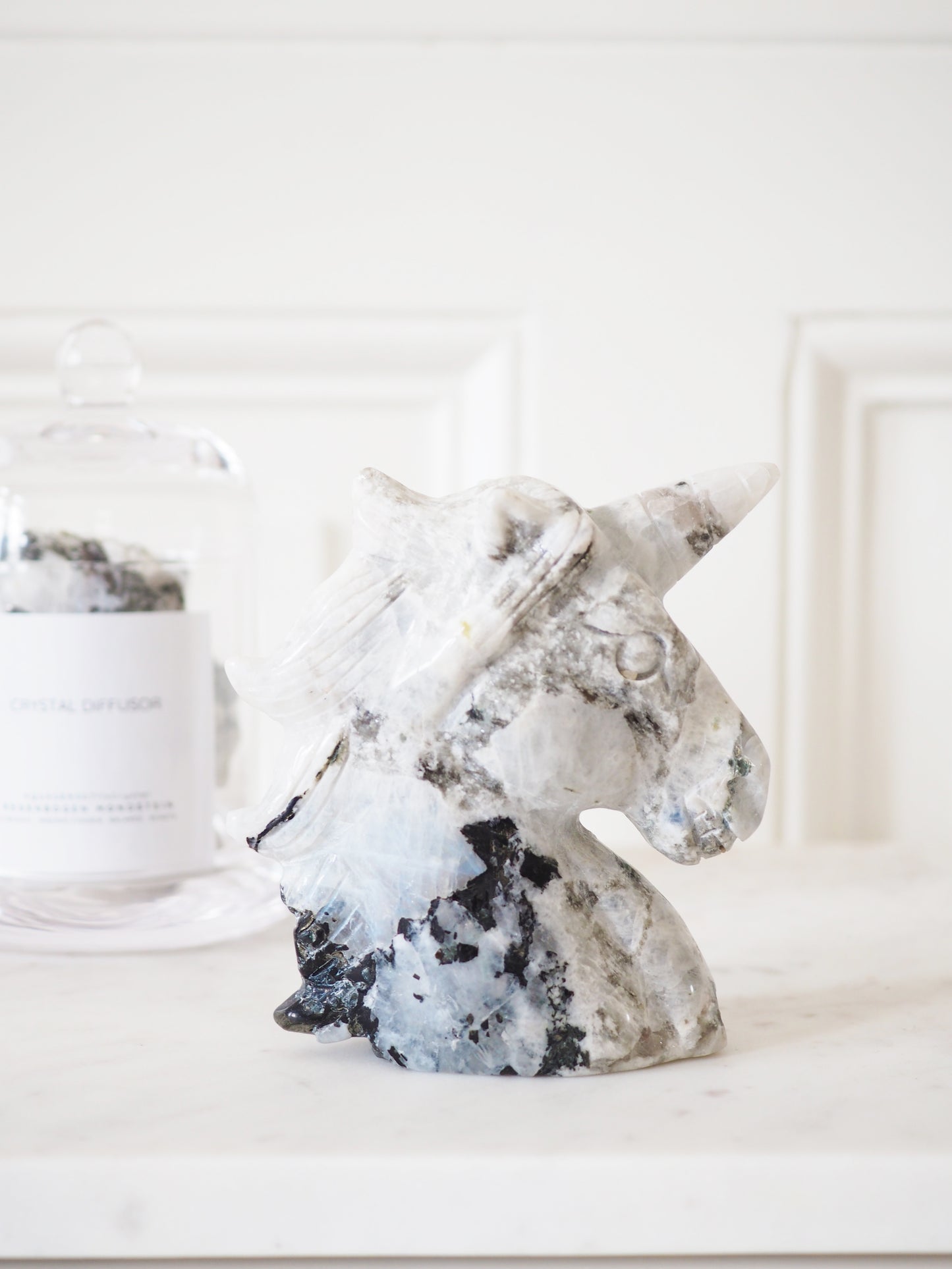 Regenbogen Mondstein . Weißer Labradorit Einhorn . Rainbow Moonstone . White Labradorite Unicorn ca. 10 cm - aus Madagascar Handcarved