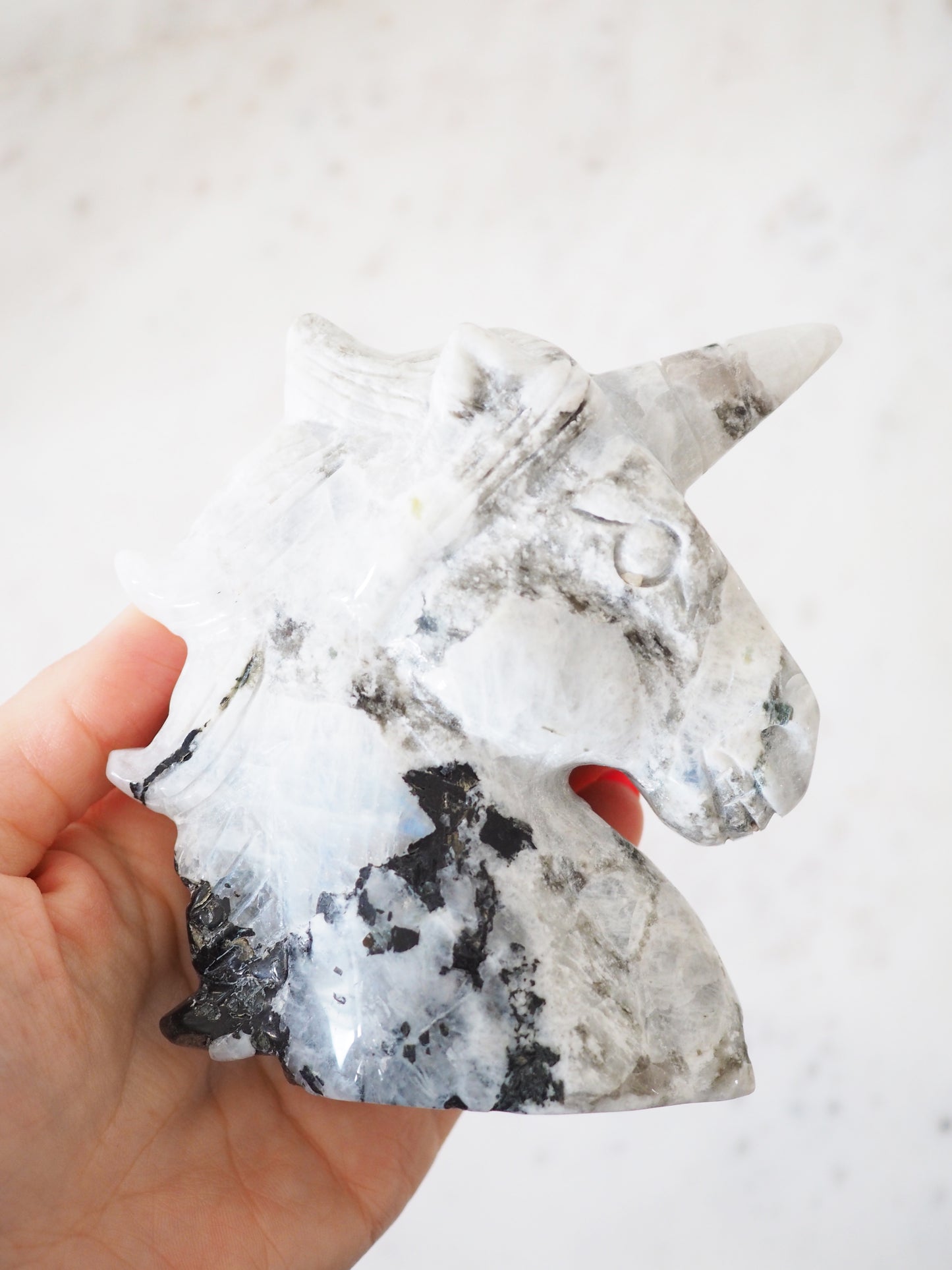 Regenbogen Mondstein . Weißer Labradorit Einhorn . Rainbow Moonstone . White Labradorite Unicorn ca. 10 cm - aus Madagascar Handcarved