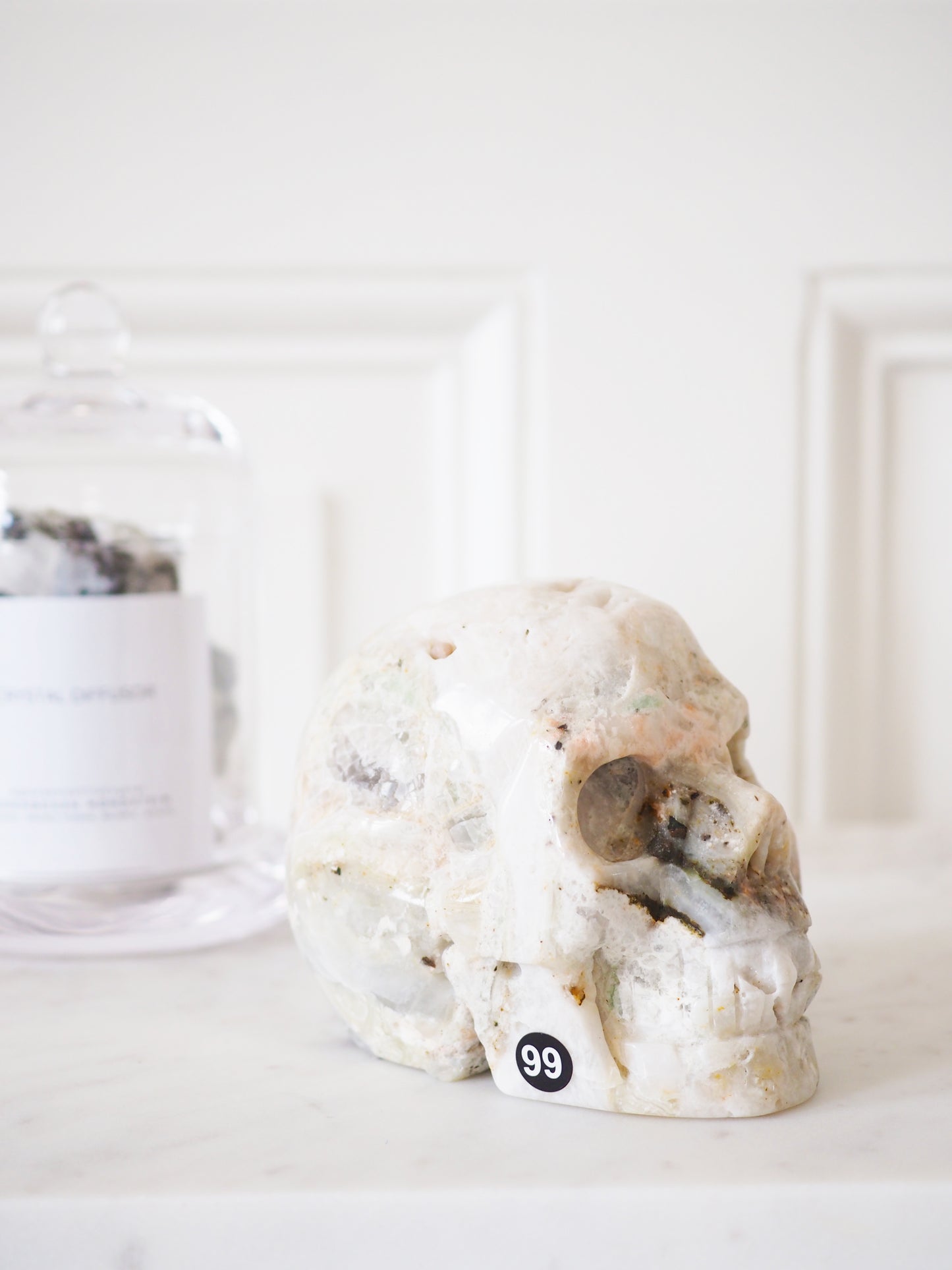 Weißer Sphalerit Totenkopf mit Fluorit Einschlüssen . White Sphalerite Skull with Fluorite 730g -Hand Carving (99)