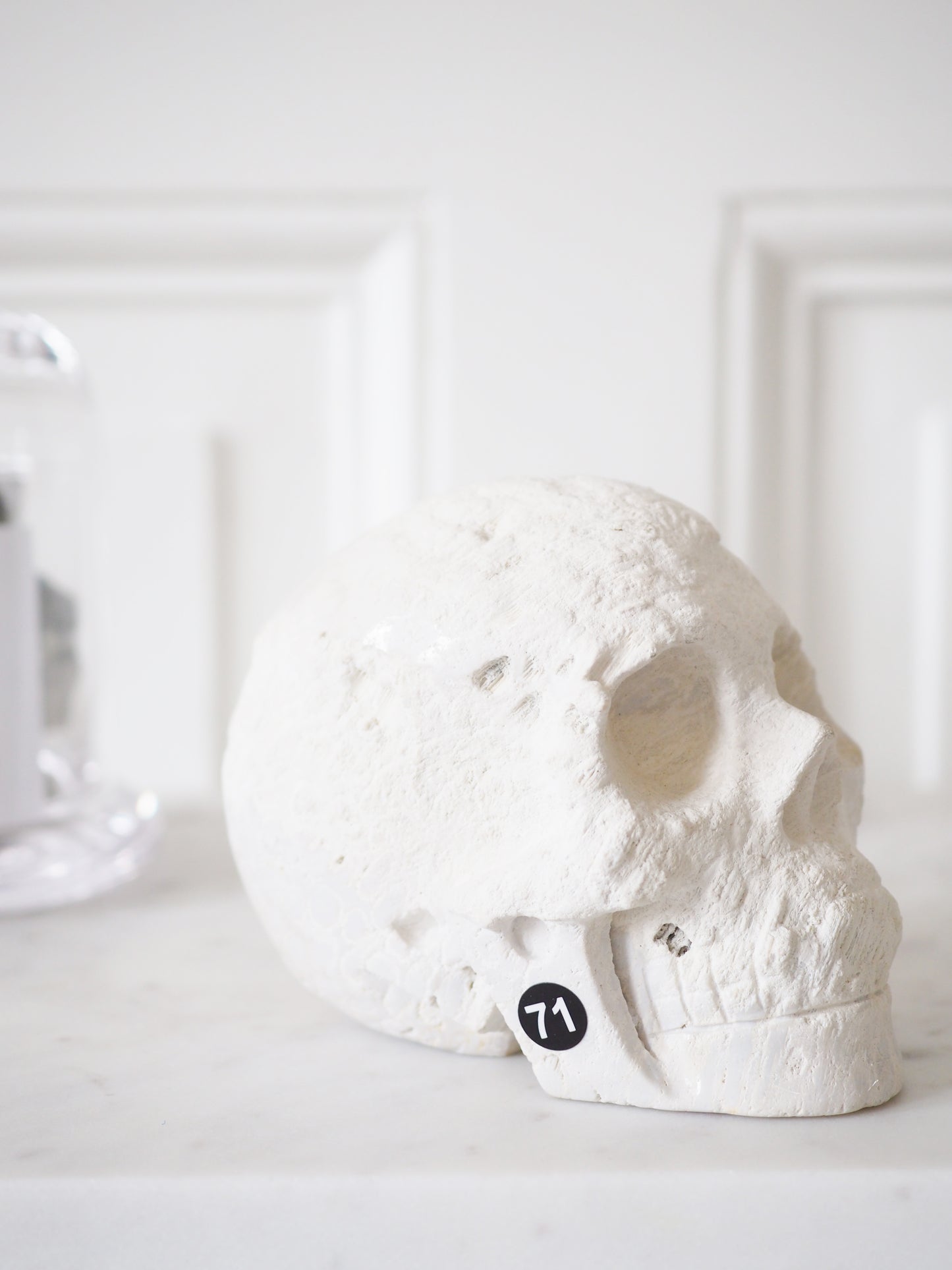 Korallen Jaspis Totenkopf . Coral Jasper Skull ca 680g - Hand Carving