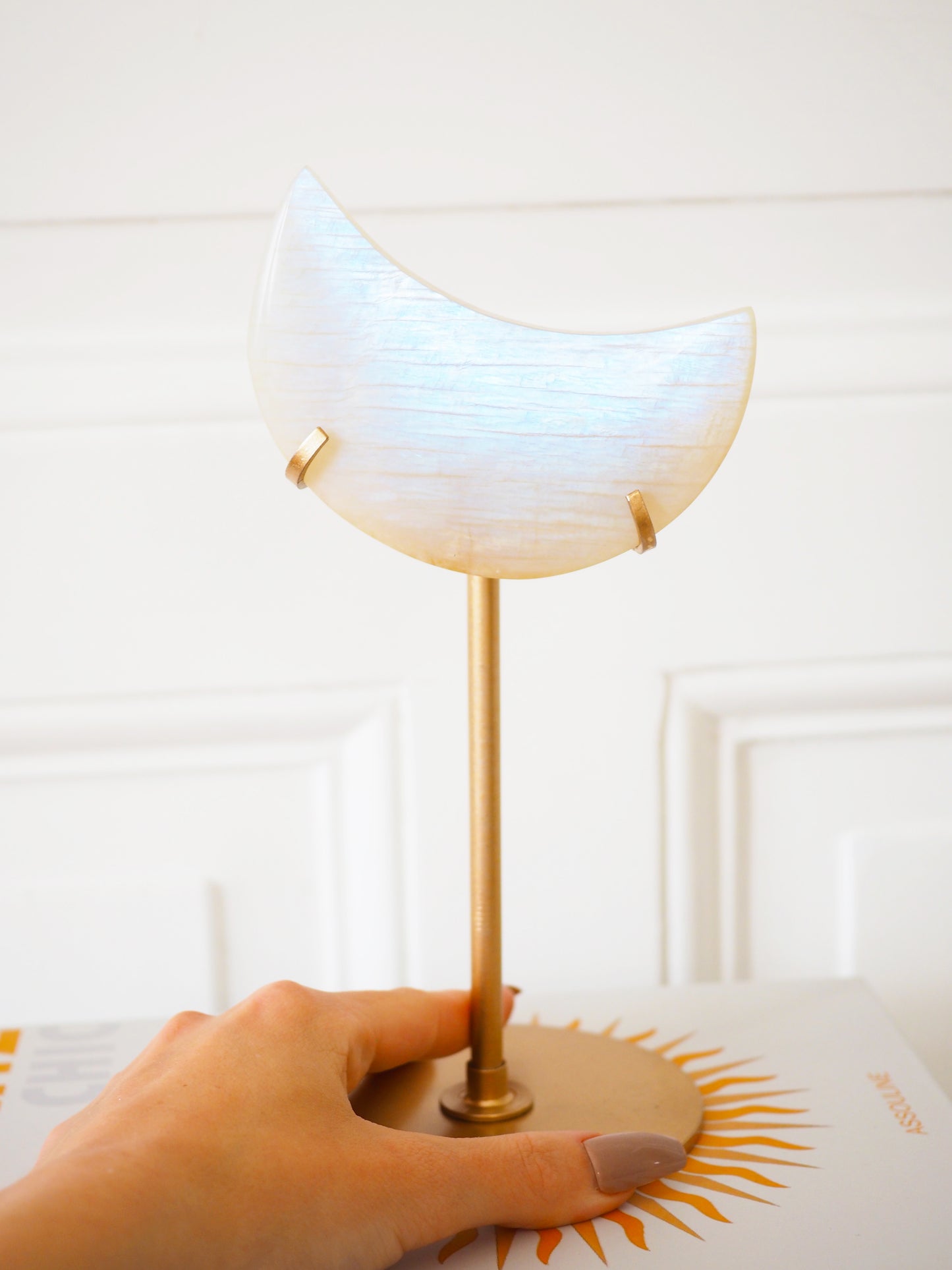 Beiger Mondstein Mond auf Ständer . Beige Moonstone Moon on Stand ca. 22 cm - Hand Carved HIGH QUALITY