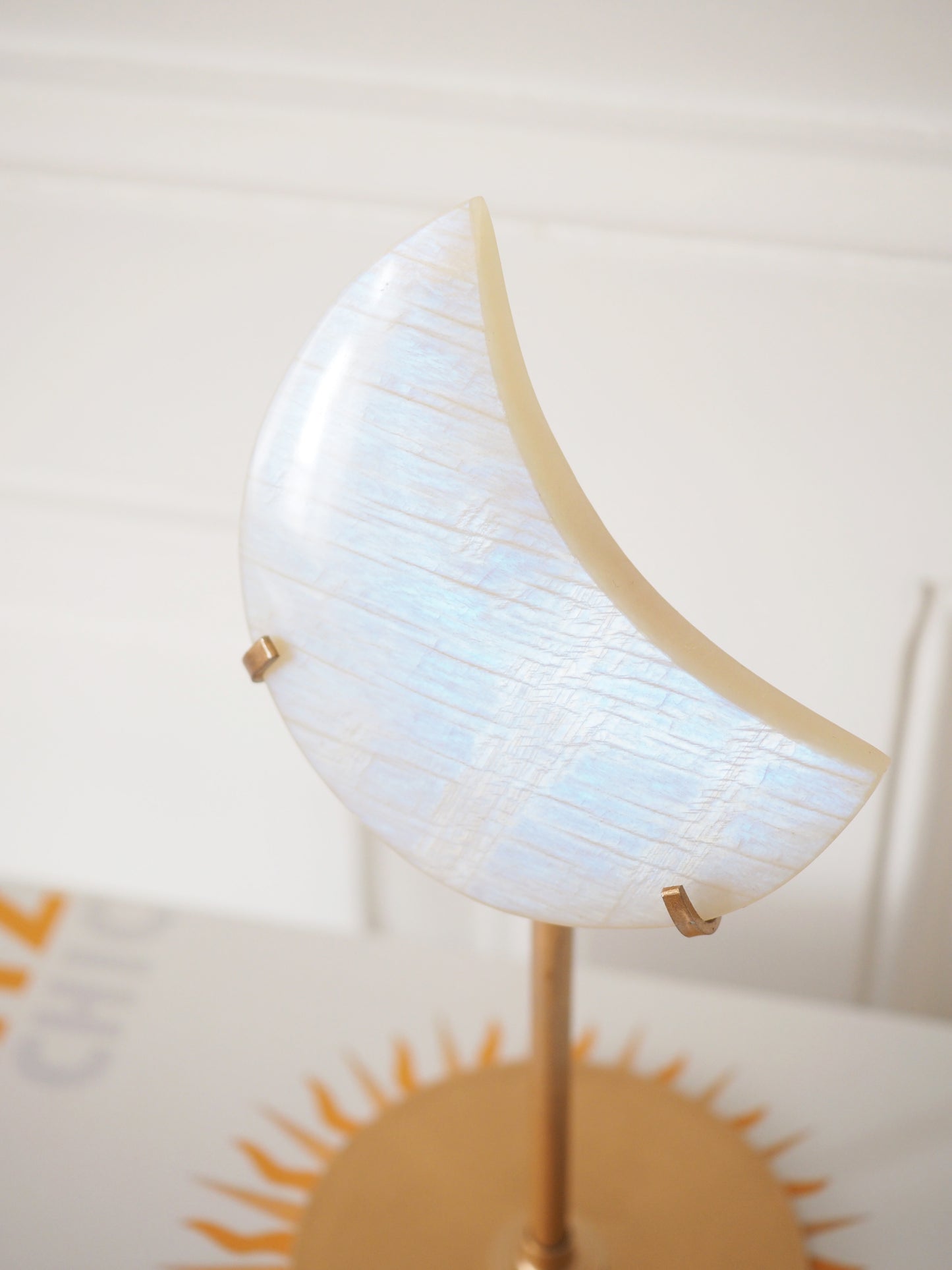 Beiger Mondstein Mond auf Ständer . Beige Moonstone Moon on Stand ca. 22 cm - Hand Carved HIGH QUALITY
