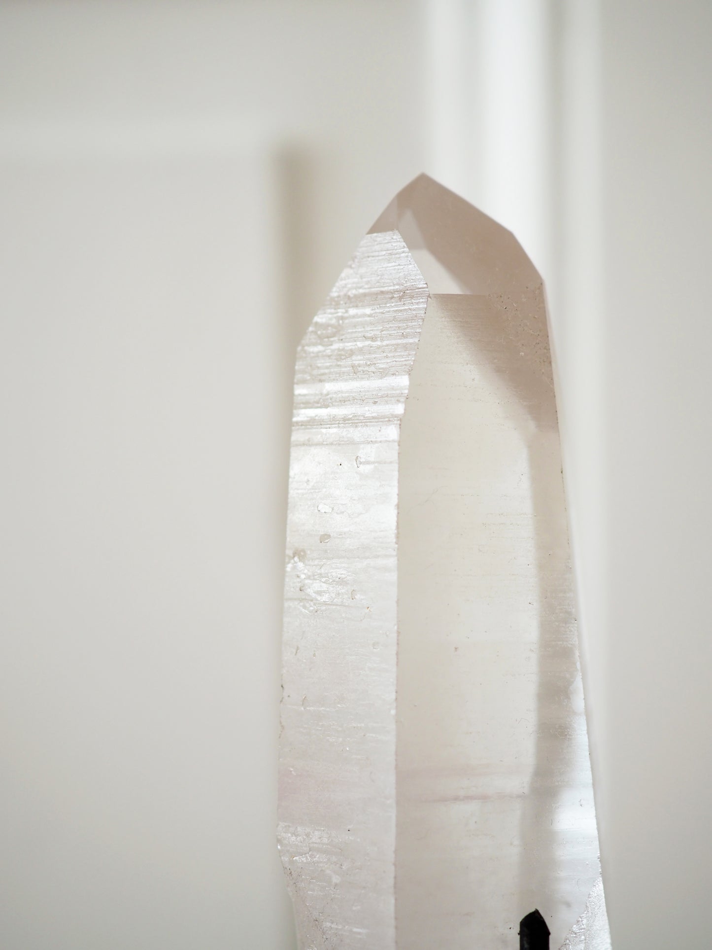 Bergkristall LEMURIAN Spitze auf Halter . Ständer ca.14 cm - aus Bahia Brasilien