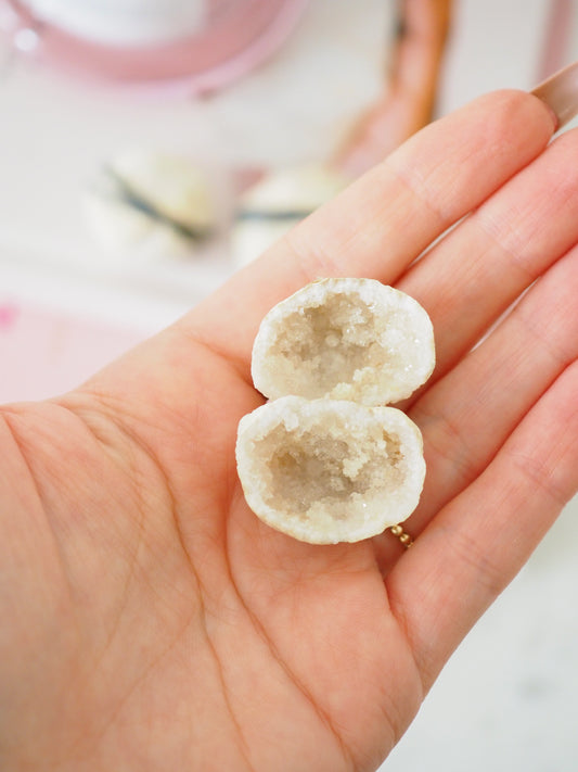 MINI LOVE GEODE . Weiße Quarz Baby Druzy Geoden Paar ca. 4cm - aus Marokko