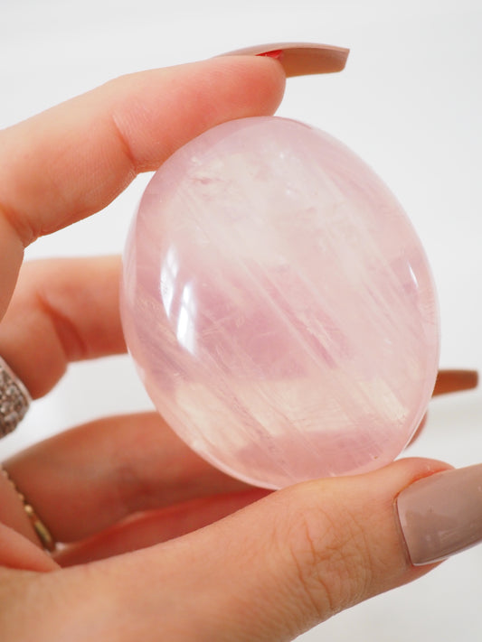 Gemmy Rosenquarz Handstein. Seifenstein. Handschmeichler Palmstone ca. 3-6 cm - aus Madagascar