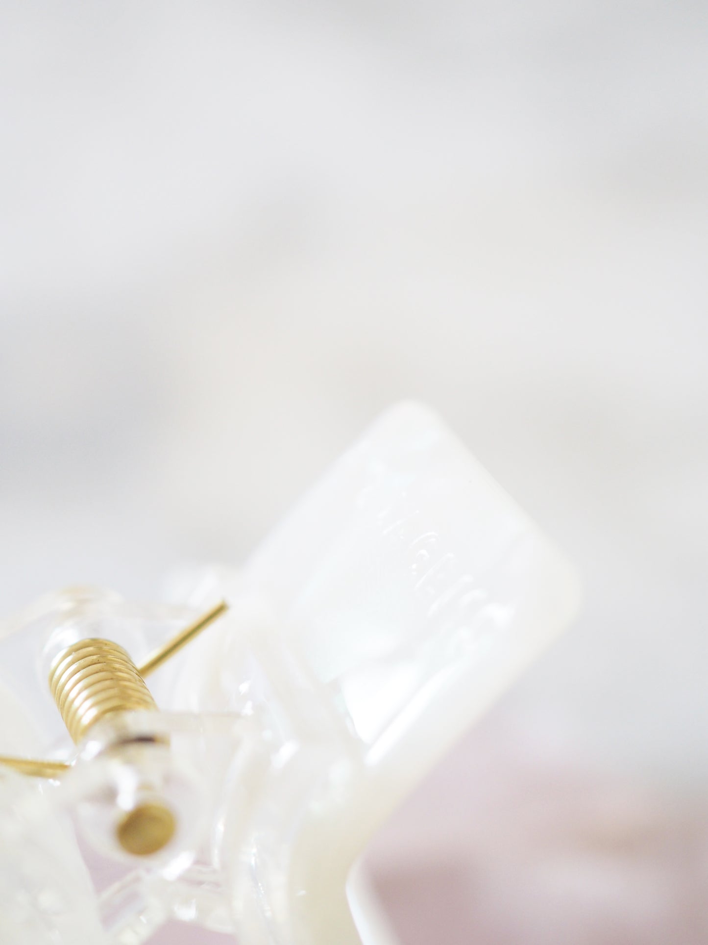 ENOUGH . AFFIRMATIONS HAARKLAMMER . CLAW CLIP 5 cm Celluloseacetat . Weiss Schimmernd