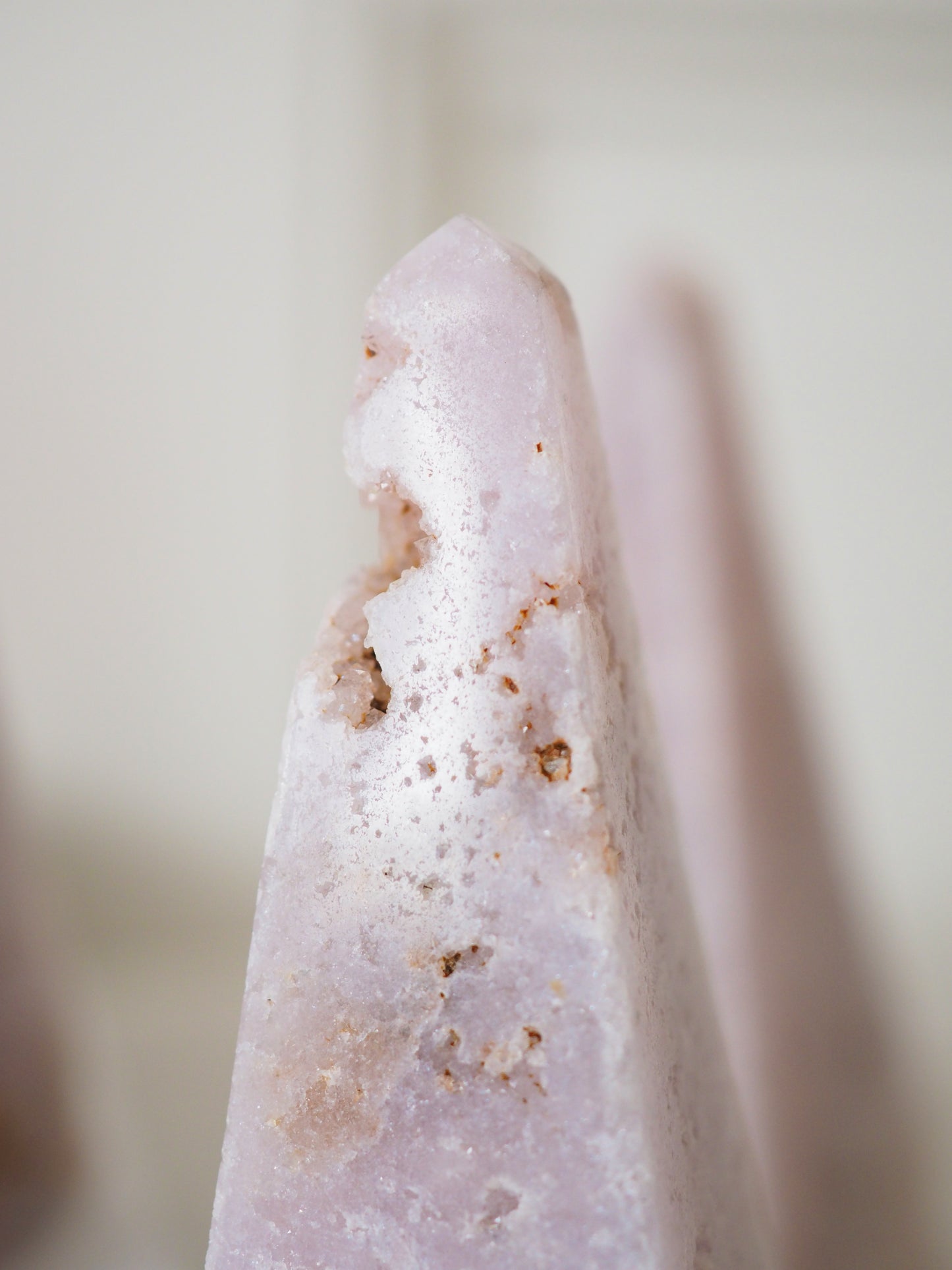 Sparkly Pink Amethyst Obelisk ca. 9.5cm - aus Patagonien Handcarved