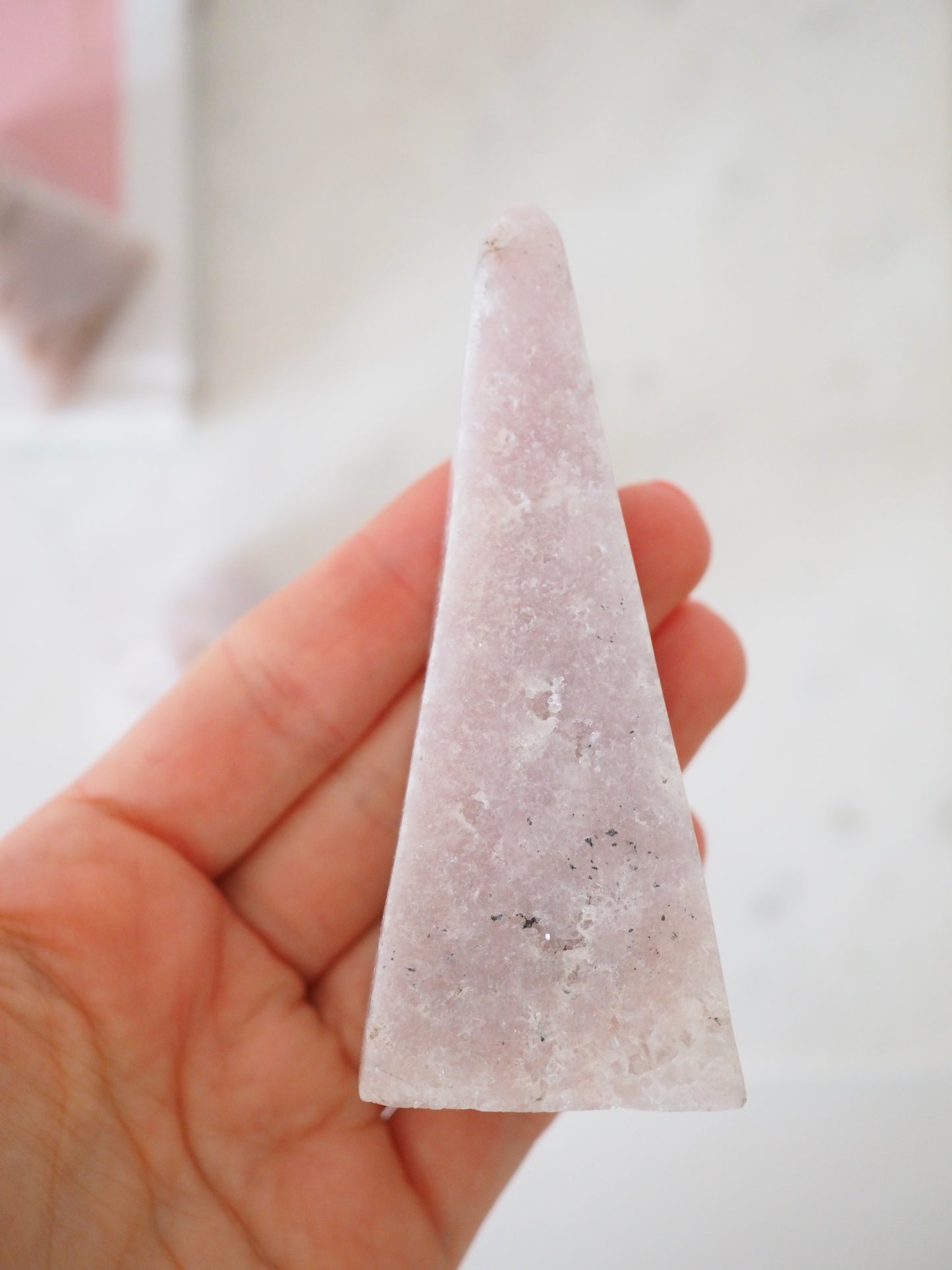 Sparkly Pink Amethyst Obelisk ca. 9.5cm - aus Patagonien Handcarved
