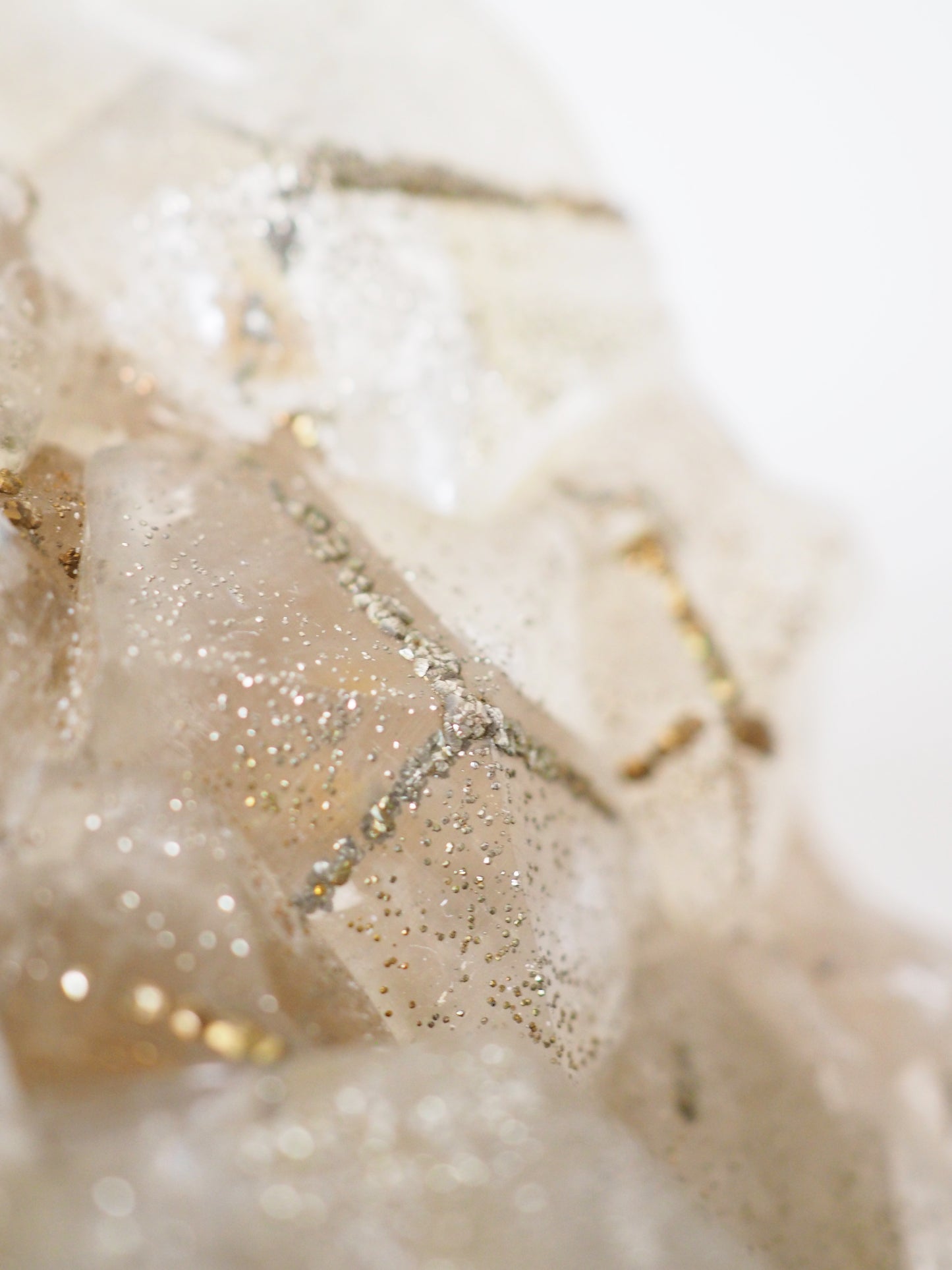 Sparkly Beiger Benz Calcit mit Pyrit ca. 23 x 14 cm 3.16 Kg PARADISE COLLECTION - aus Hubei China SUPER RARE