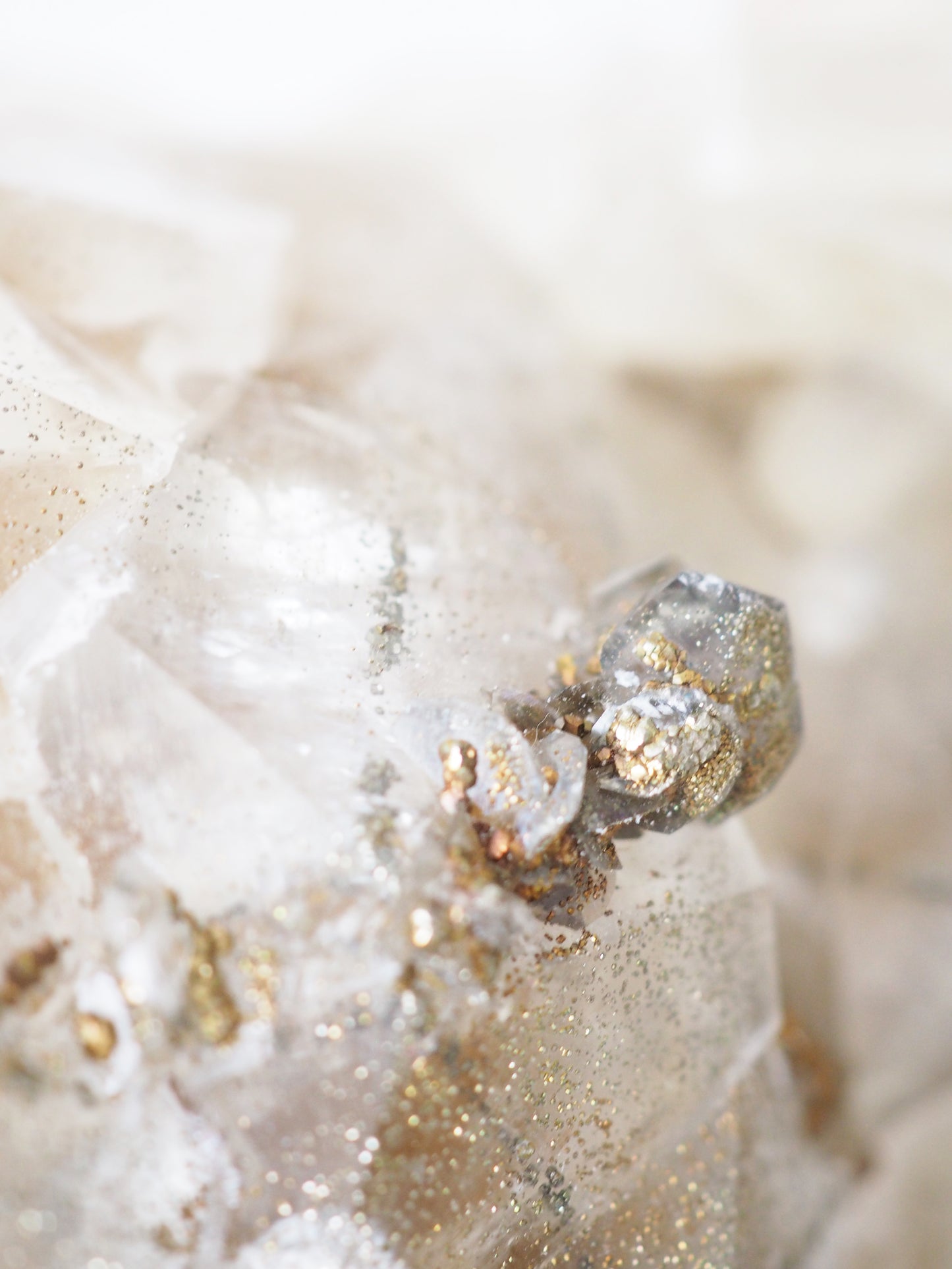 Sparkly Beiger Benz Calcit mit Pyrit ca. 23 x 14 cm 3.16 Kg PARADISE COLLECTION - aus Hubei China SUPER RARE