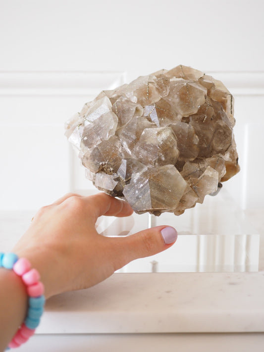 Sparkly Beiger Benz Calcit mit Pyrit auf hochwertigem Acryl Halter ca. 14x15 cm 1.56 Kg . PARADISE COLLECTION - aus Hubei China SUPER RARE