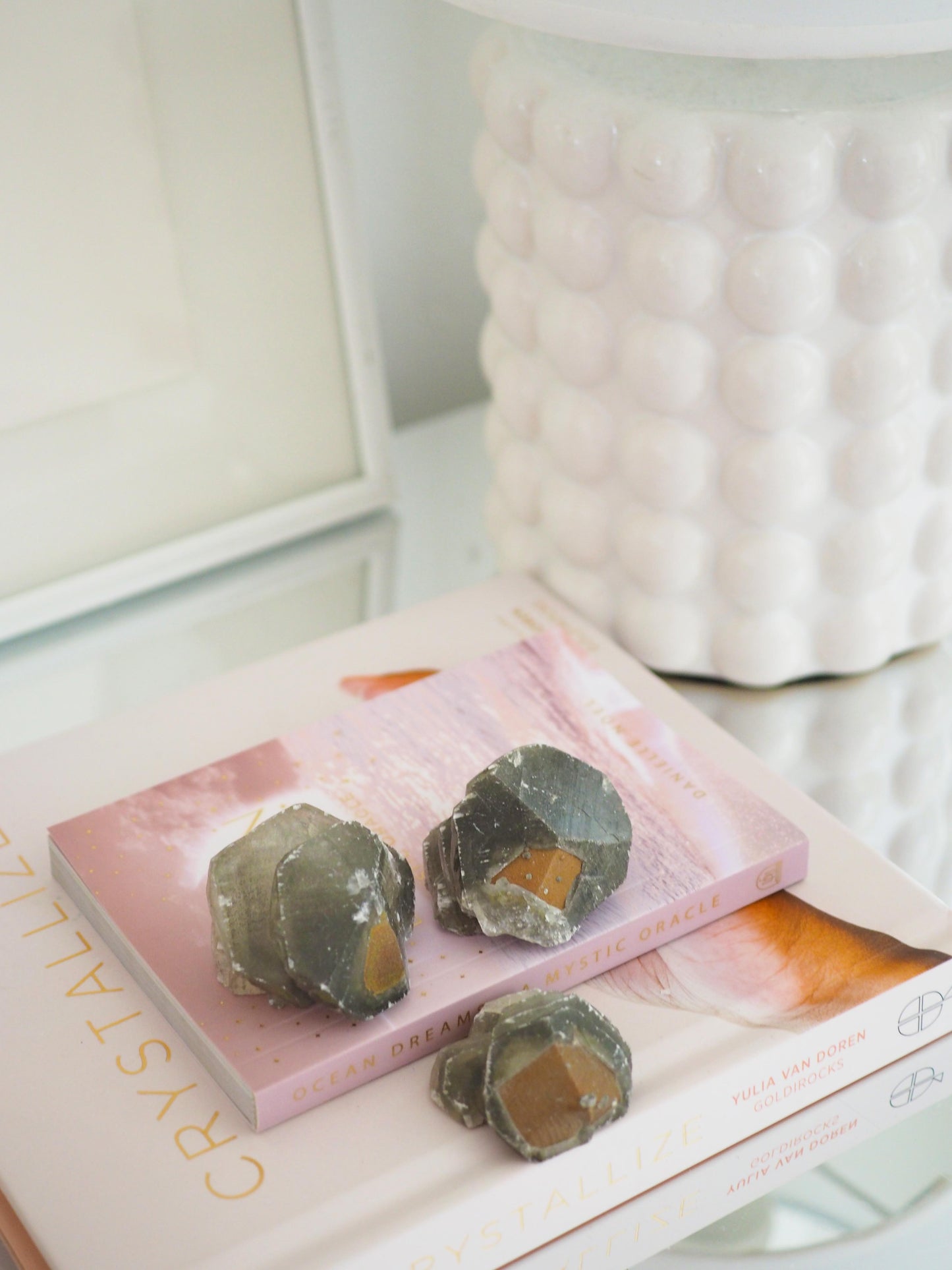 Baby Schwarzer Benz Calcit mit goldenem Pyrit ca. 5 cm - aus Hubei China