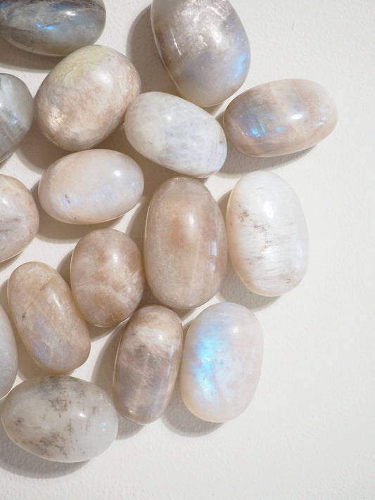 Beiger Mondstein Trommel Stein . Beige Moonstone Tumble  ca. 2 cm - aus Russland HIGH QUALITY