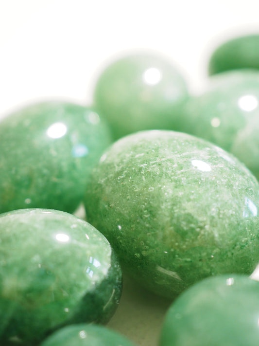 Grüner Erdbeerquarz .  Aventurin Trommel Stein . Green Aventurine Tumble ca. 2-3cm - aus Indien SUPER SPARKLY