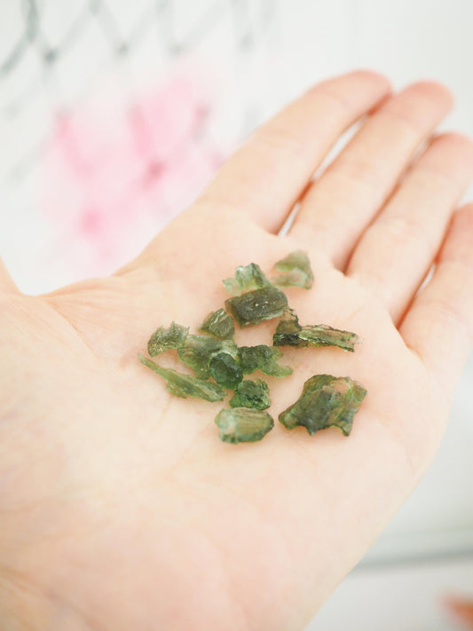 Moldavit . Tektit ca. 0.8 - 1 cm - Tschechien SUPER RARE