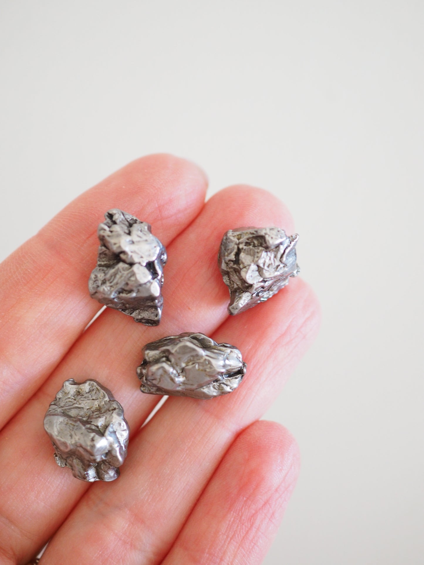 Stück von Sternschnuppe . Eisenmeteorit ca. 3-5 g Campo del Cielo . Argentinien