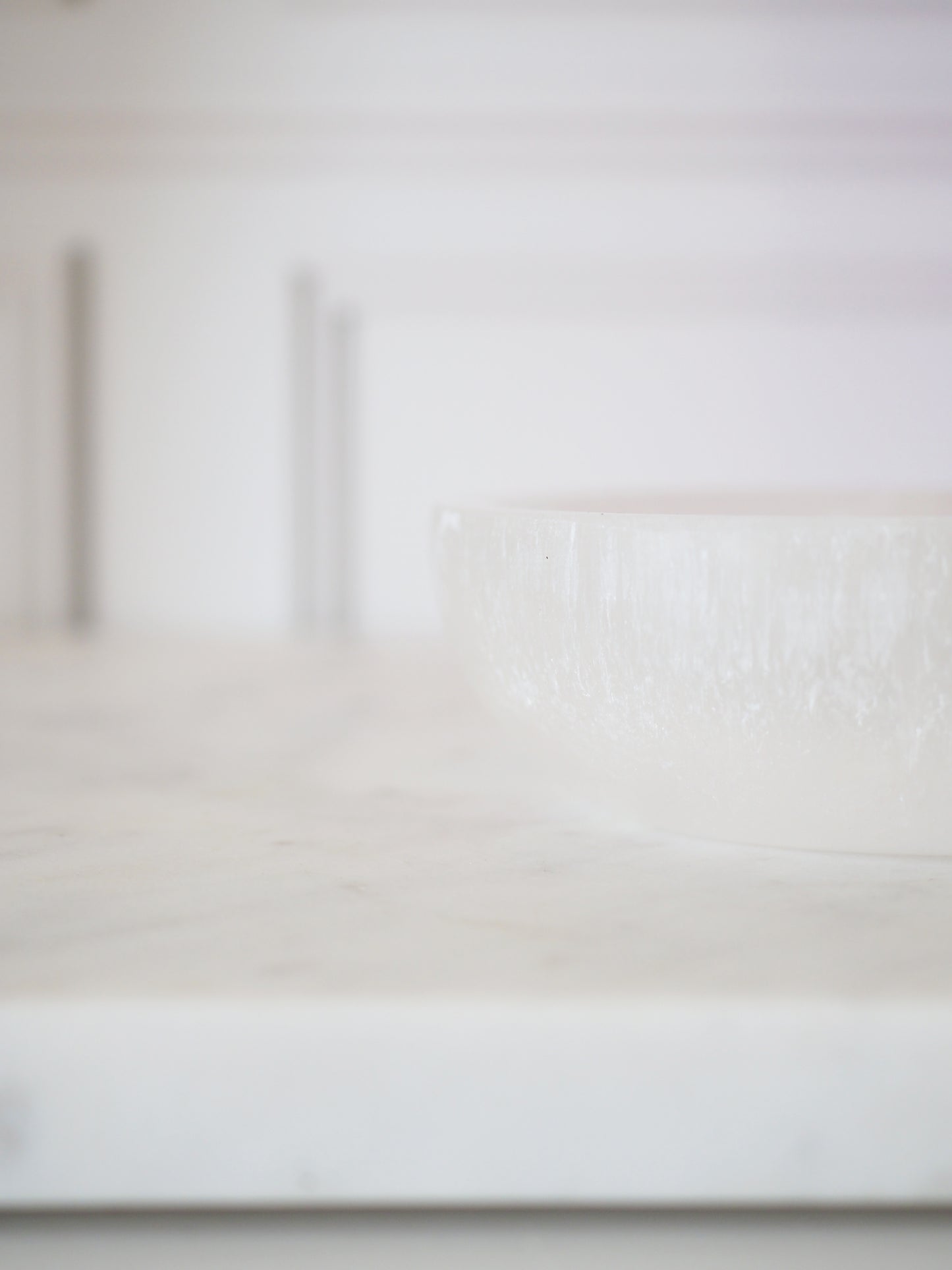 Runde Selenit Schale . Round Selenit Bowl MEDIUM ca. 10 cm - aus Marokko Handcarved