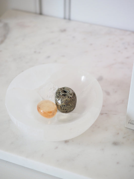 Runde Selenit Edelstein. Kristall Schale . Round Selenit Bowl MEDIUM ca. 10 cm - aus Marokko Handcarved